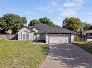 2662 Village Green Dr, Grand Prairie, TX 75052