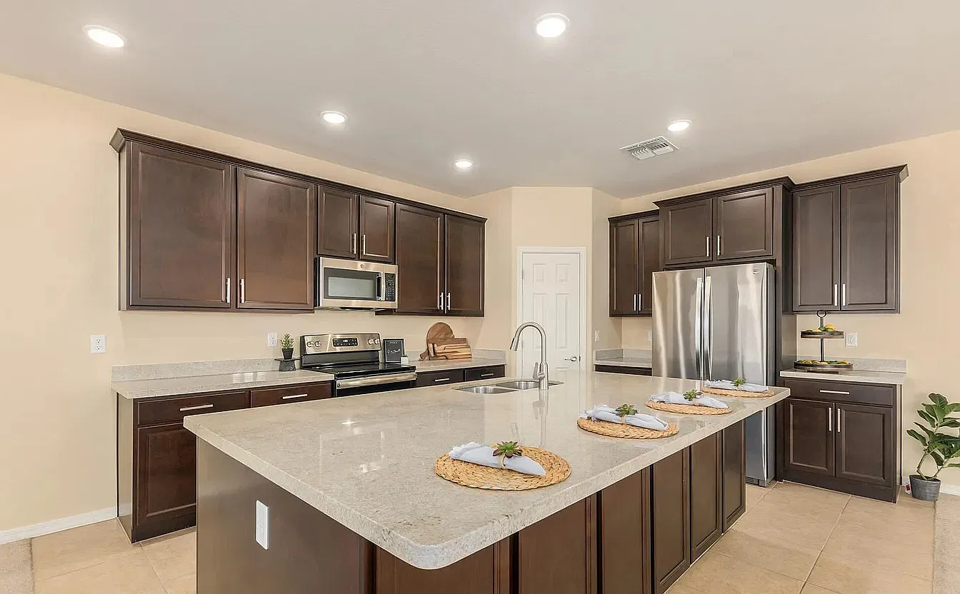 5 bed, 2.5 bath, 2490 sqft, $3,500 — Photo 3
