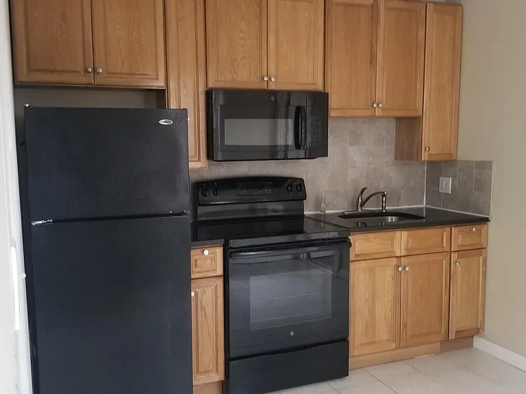 1325 Ellsworth St #2R — Photo 2