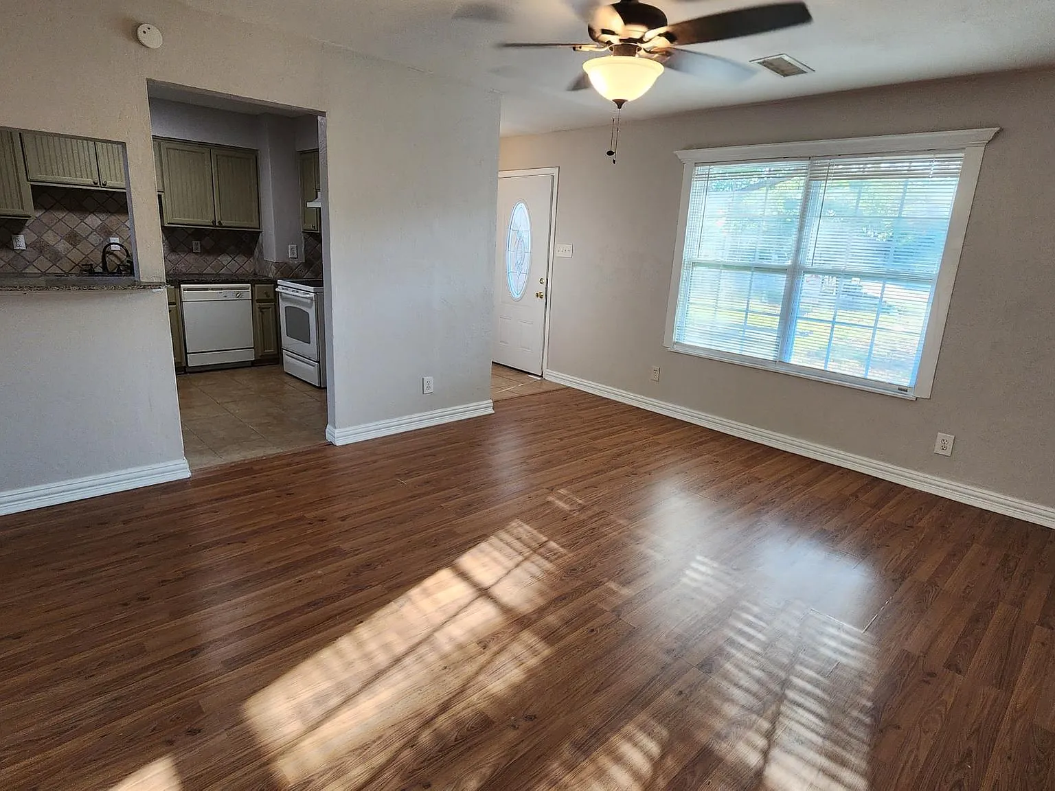 3 bed, 1466 sqft, $2,300 — Photo 4