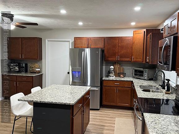 5th image of 525 Kennedy Dr