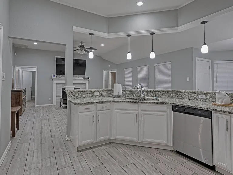 8423 Creekbluff Dr — Photo 5