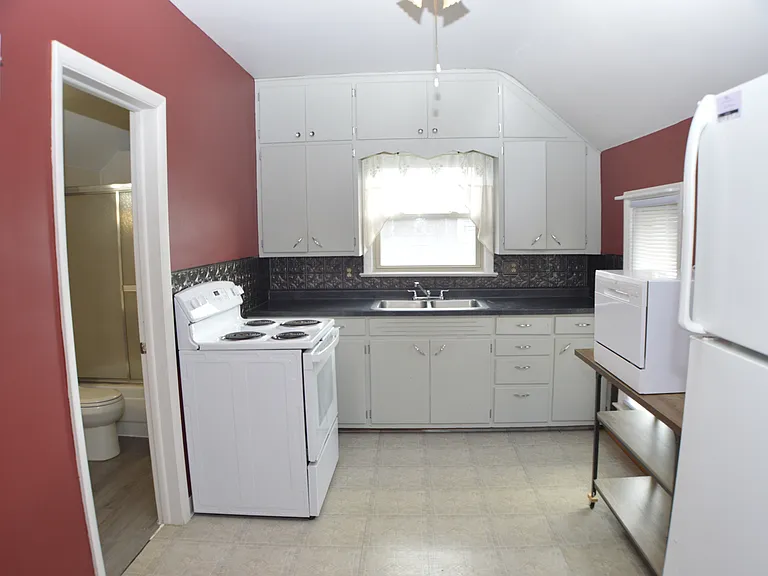 334 W 5th St #2 — Photo 10