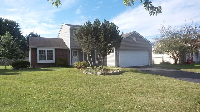 1353 Windsor Ct photo 1