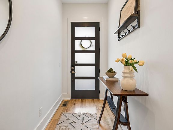 5th image of 2702B Bronte Ave