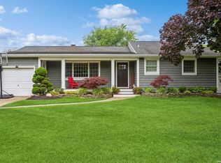 242 Loop Dr, Sayville, NY 11782