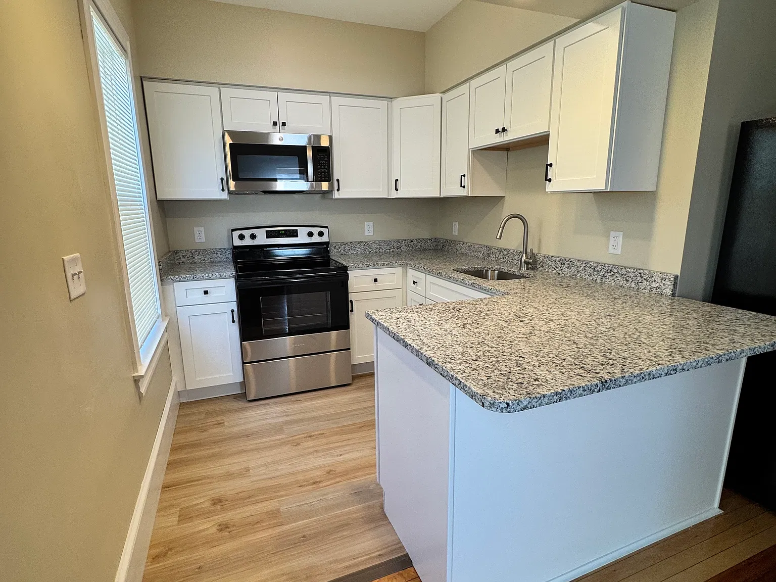 4 bed, 900 sqft, $2,700 — Photo 1