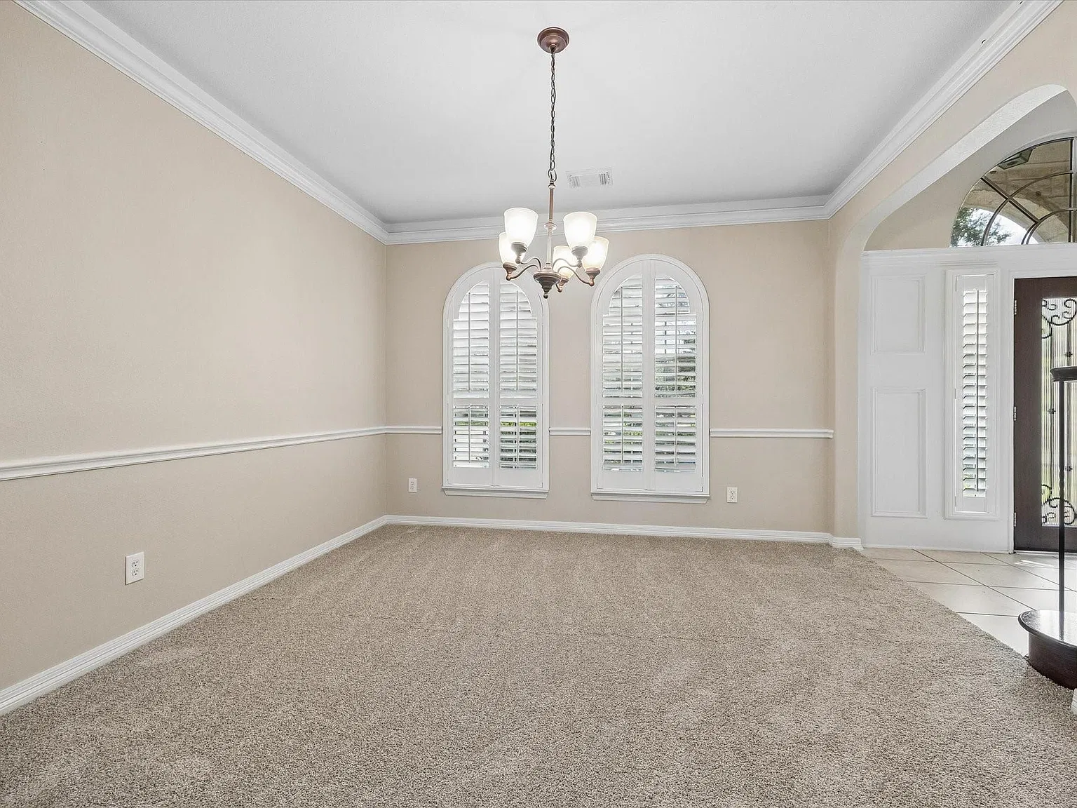 4 bed, 3.5 bath, 3918 sqft, $4,299 — Photo 4