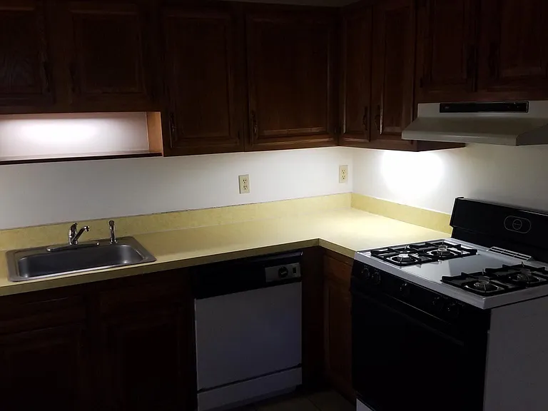 424 Warren Cres #2 — Photo 7