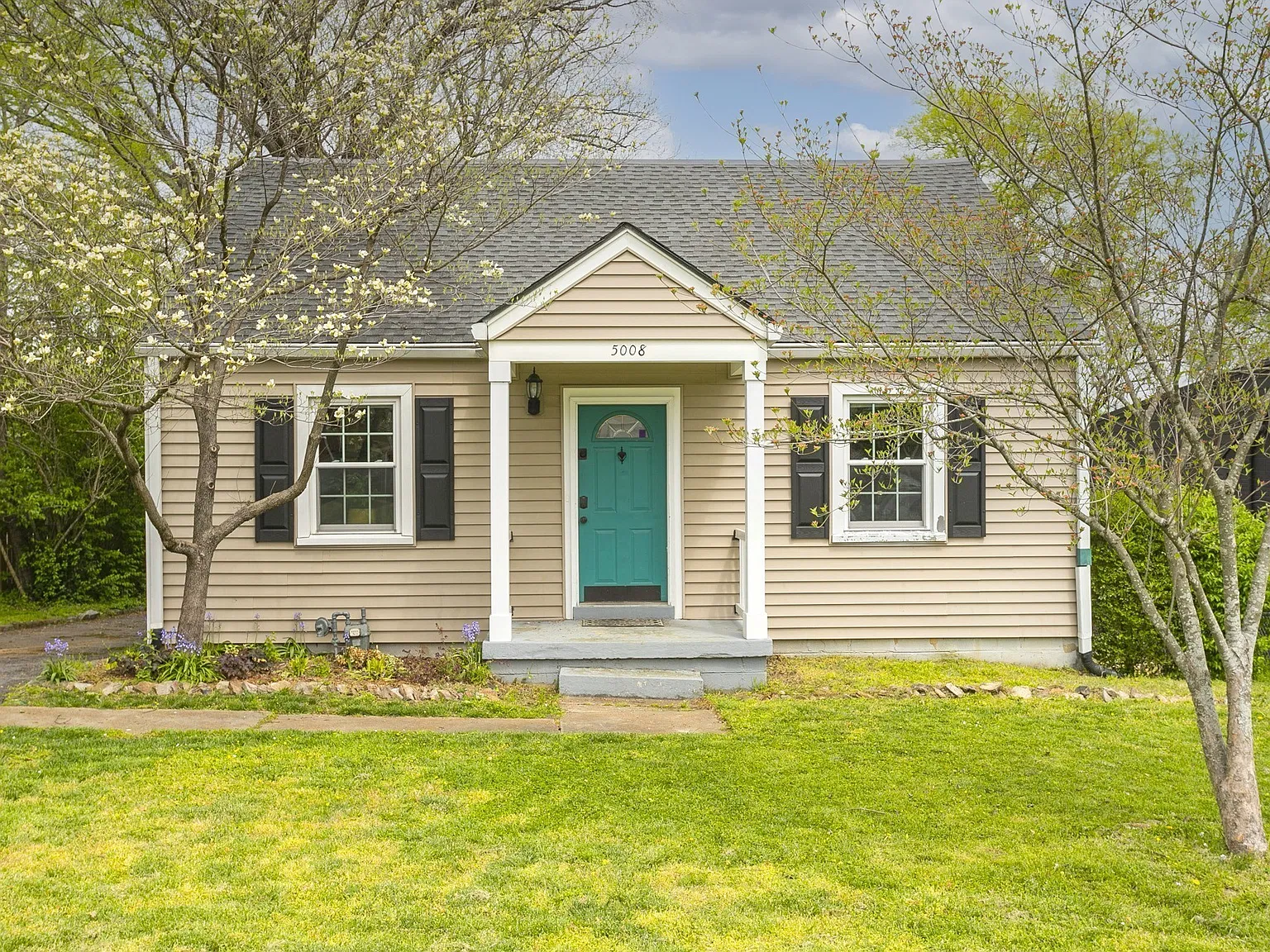 4 bed, 2.0 bath, 2180 sqft, $3,900 — Photo 1