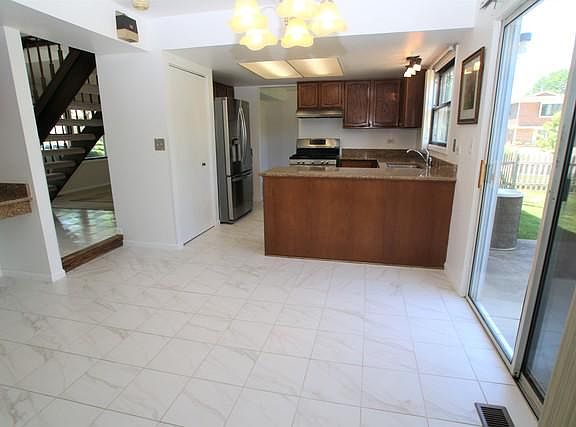 4th image of 890 Stonehurst Dr