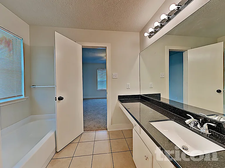 15810 W Park Ct — Photo 13