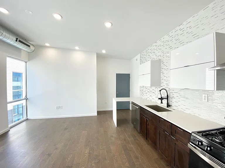 1233 N Franklin St #6 — Photo 5