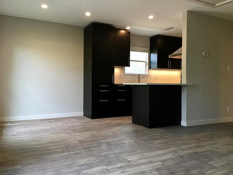 Airy, open plan w/ dimmable soft white LED lightingLots of n