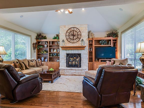 3rd image of 15060 Golf Dr