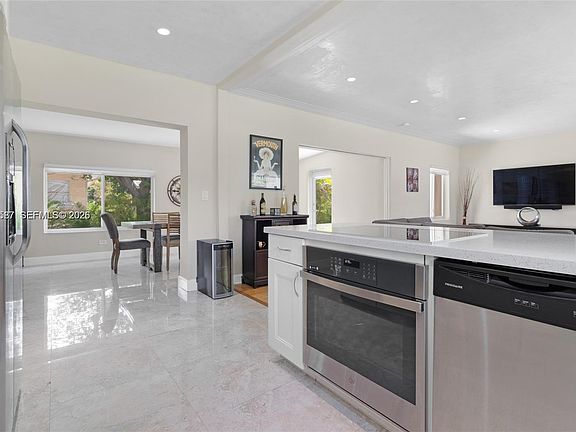 2nd image of 555 SW 39th Ave