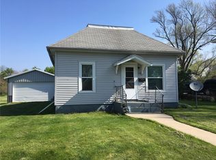 110 11th St, Belle Plaine, IA 52208