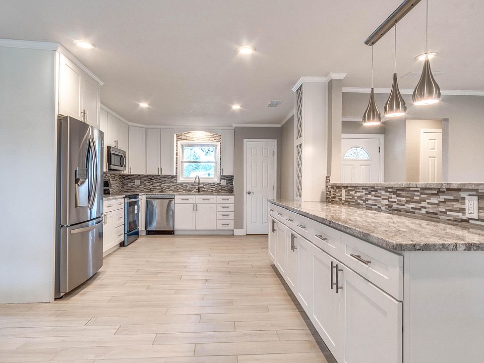 1st image of 7 Lakeview Dr