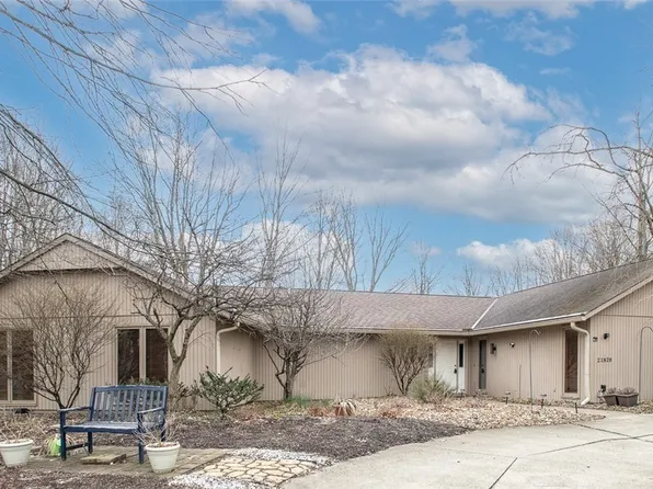 21828 Meadows Edge Ln, Strongsville, OH 44149