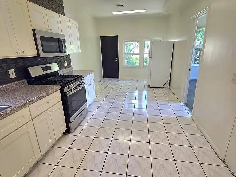 953 Bergen St #2 — Photo 6