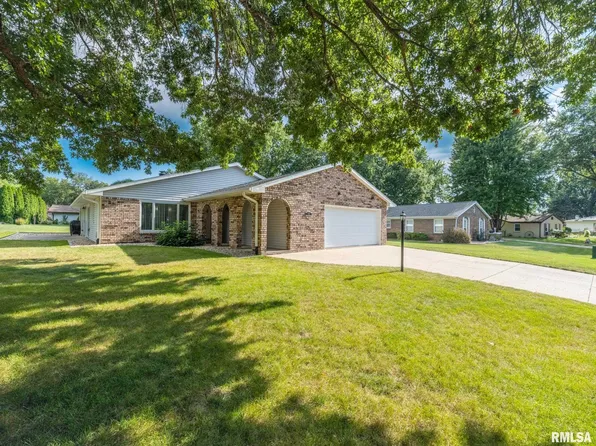 49 Olympia Fields Dr, Pekin, IL 61554