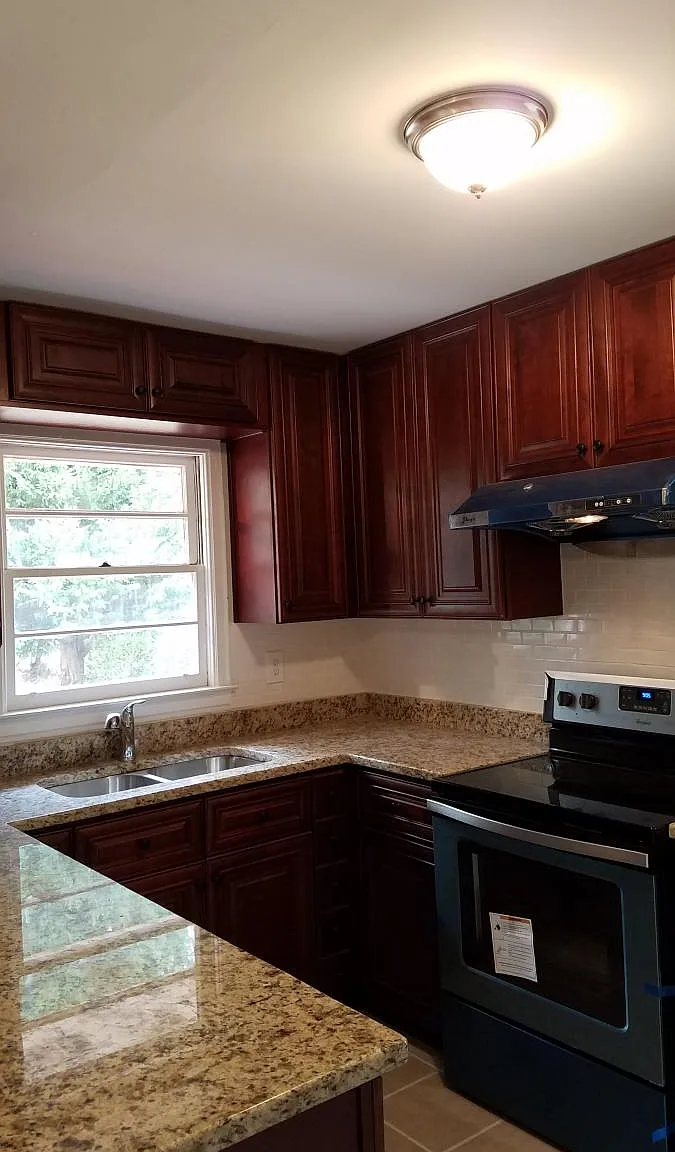 3 bed, 1.5 bath, 1260 sqft, $2,400 — Photo 3