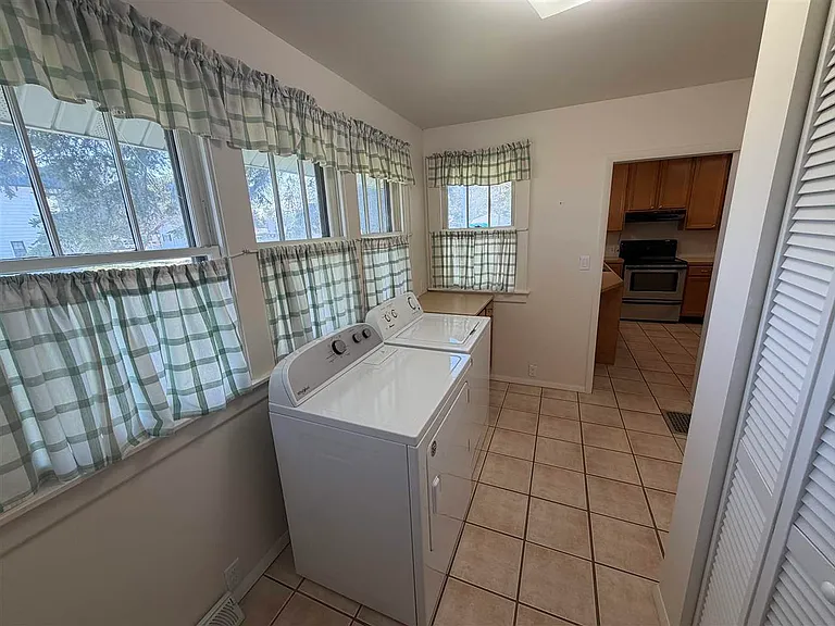 1104 Bridge St #A — Photo 16