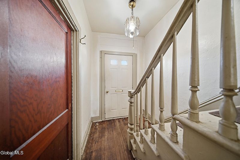 4th image of 30 Cortland Place