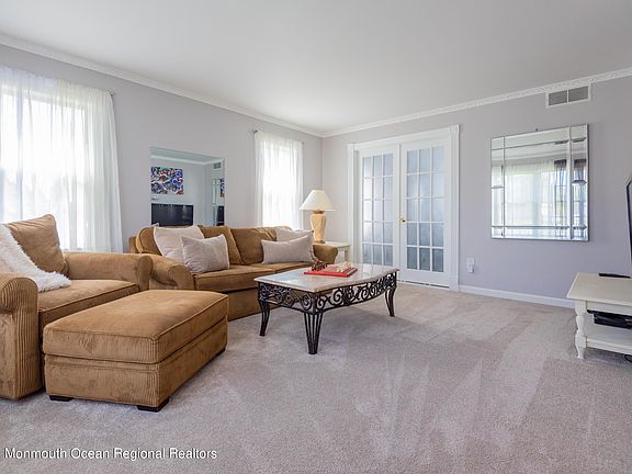 3rd image of 6 Pearl Dr