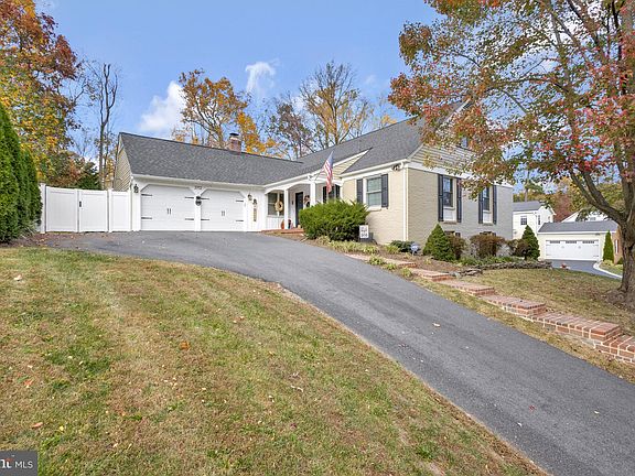 4th image of 3712 Camelot Dr