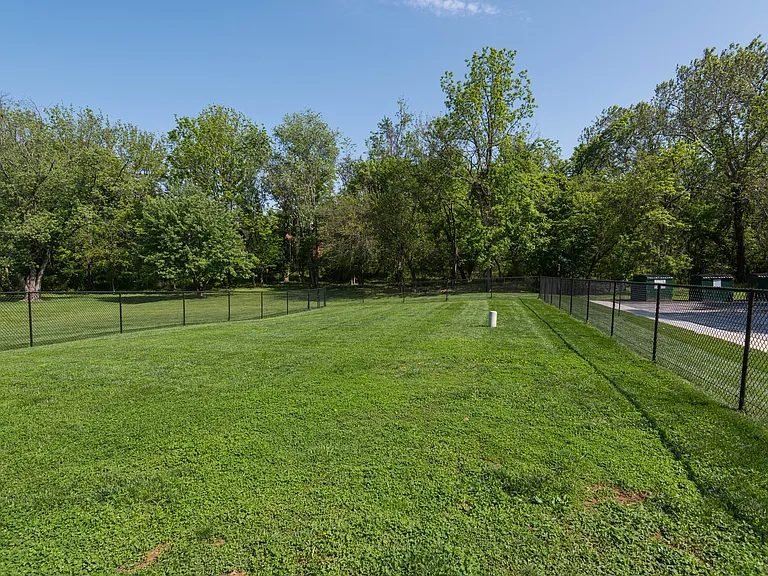 Hampton Manor Apartments & Townhomes — Photo 22