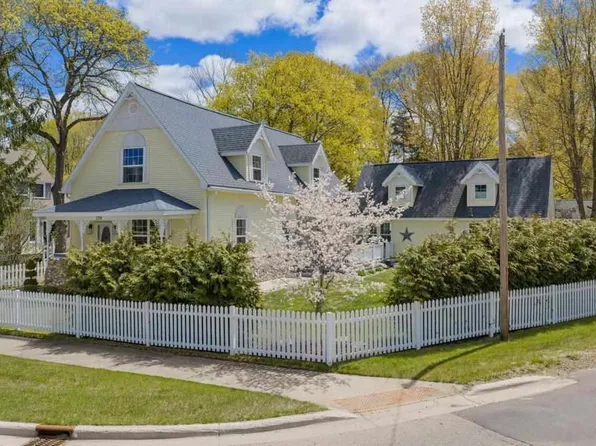 239 W Cedar St, Boyne City, MI 49712