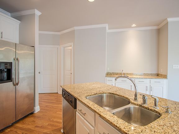 5th image of 183 McDonnell Ave