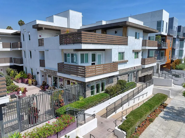 The Metropolitan at Larchmont Village — Photo 32