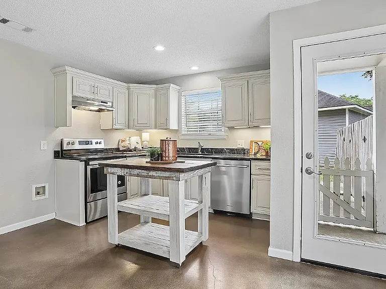 11136 Village Green Dr — Photo 2
