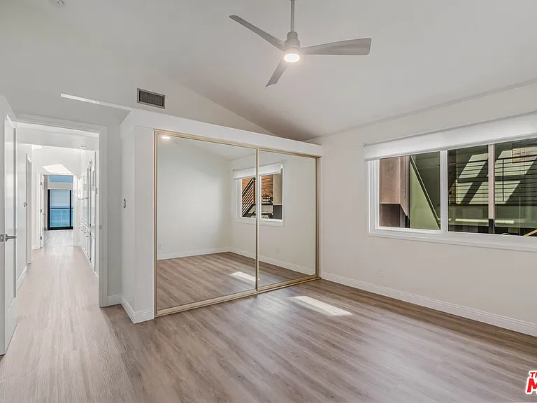 2308 The Strand — Photo 32