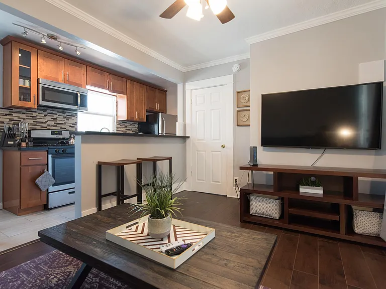 766 N El Centro Ave — Photo 13