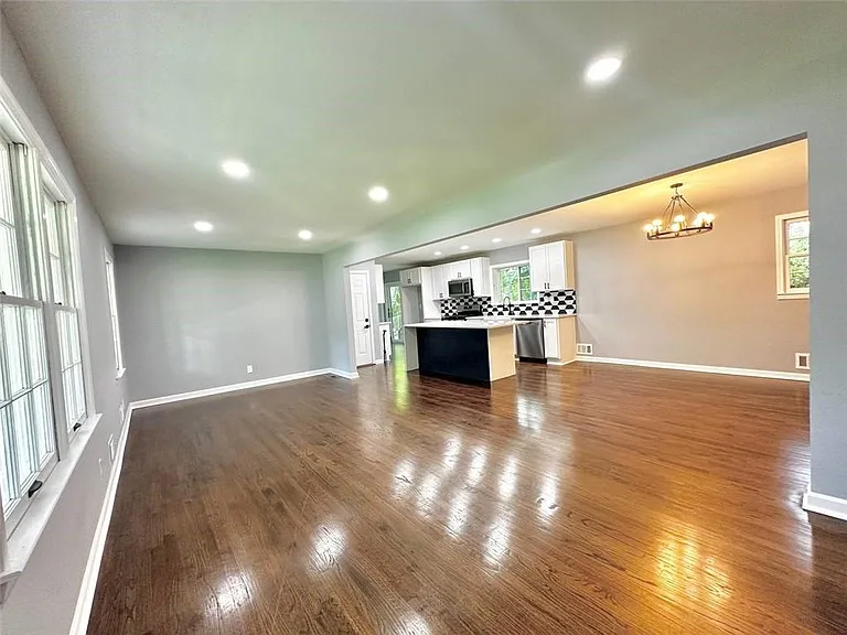 210 Suburban Dr NE — Photo 8