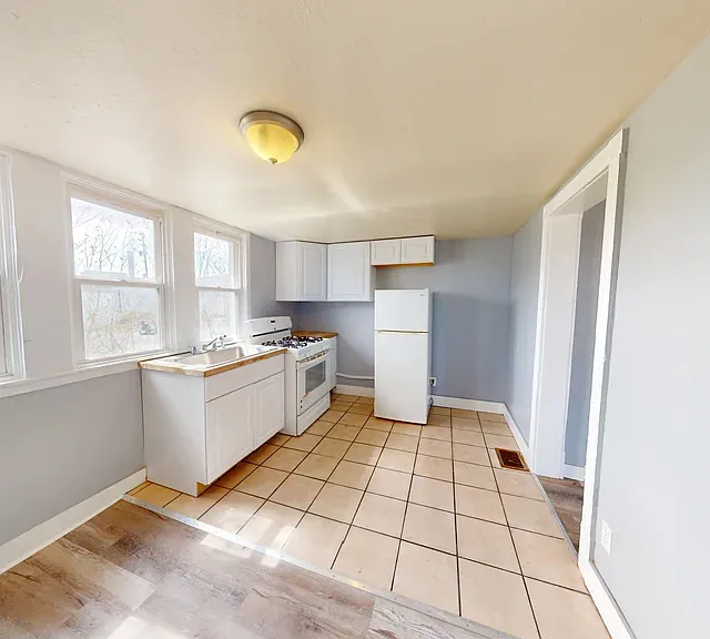 139 N Water Ave #1 — Photo 2