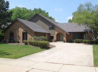 8114 Sawmill Creek Dr, Darien, IL 60561