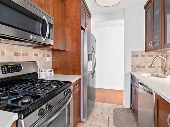 5th image of 275 Greenwich St APT 7L