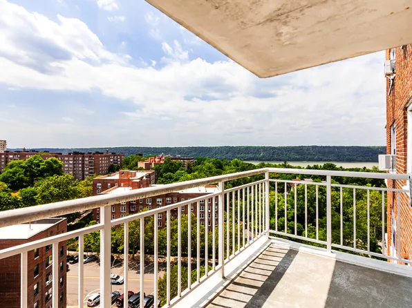 3935 Blackstone Avenue image 4 of 17