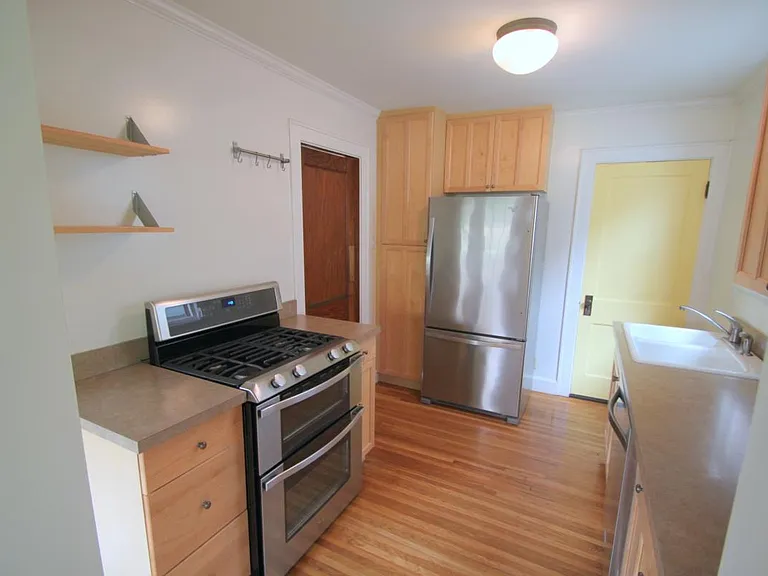 294 Siebert St — Photo 9