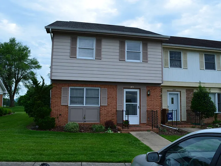 213 Pelham Dr — Photo 1