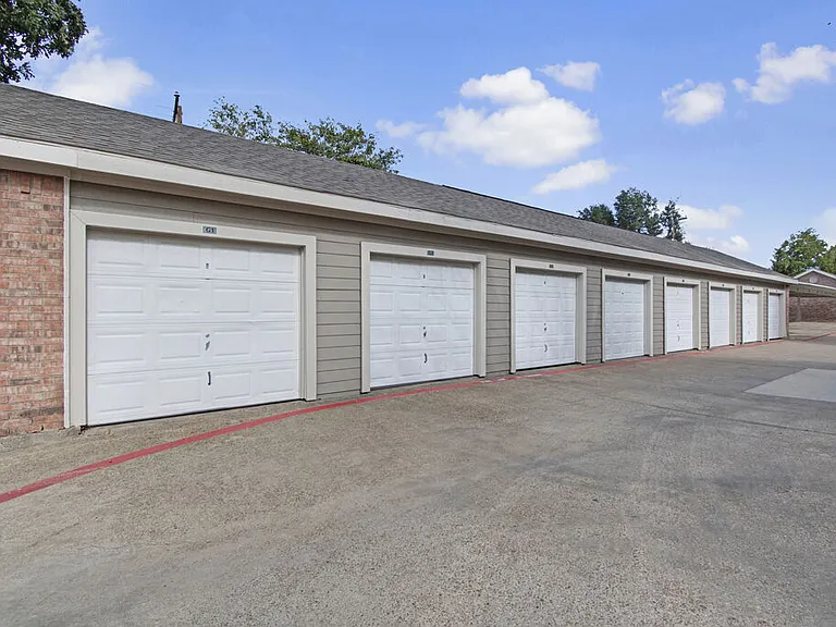 Indian Creek Apartments — Photo 9