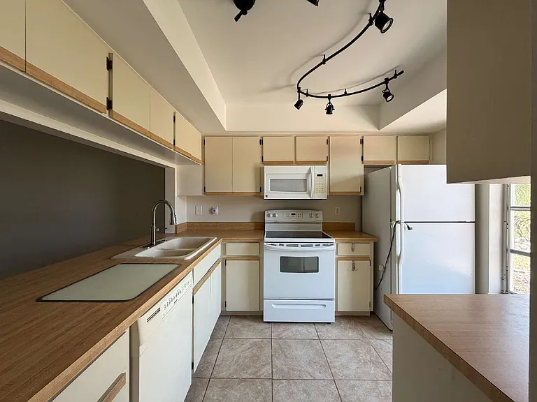 635 Harvey St — Photo 6