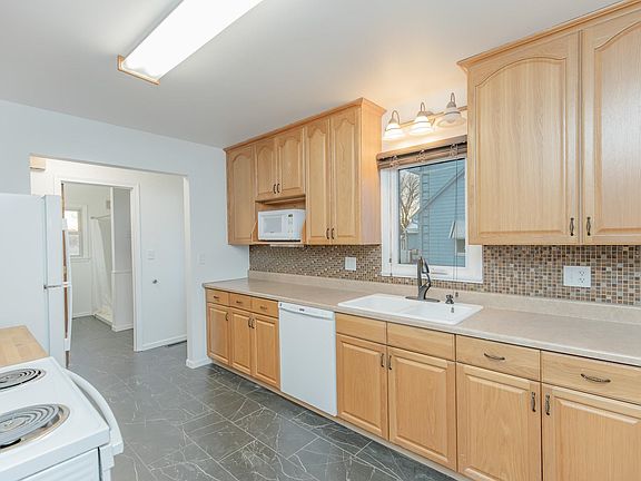 5th image of 1016 5th Ave SE