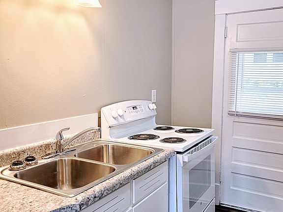 4th image of 804 N Broad St #1