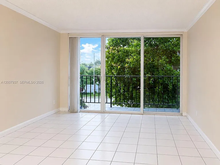 310 Fontainebleau Blvd #406 — Photo 2