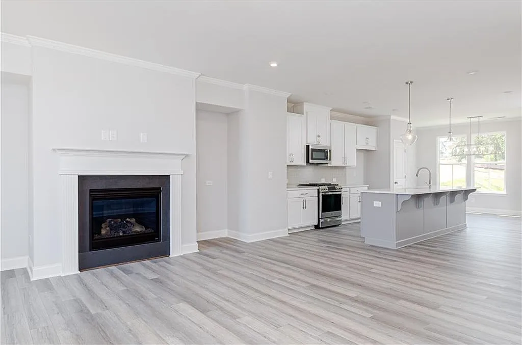 3 bed, 3.5 bath, 2008 sqft, $2,500 — Photo 2